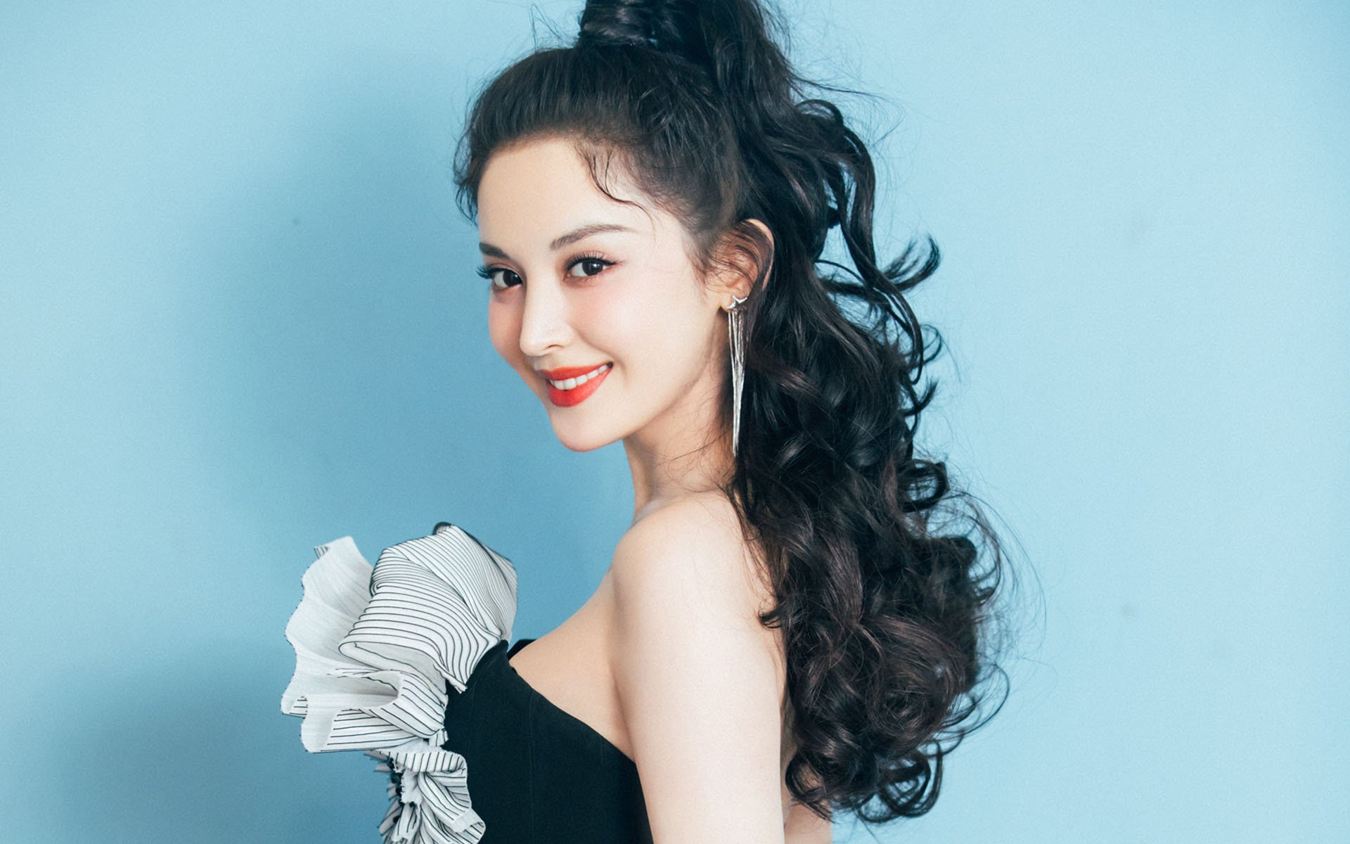 开云网页版-米兰双雄争夺激烈,意甲冠军悬念未解