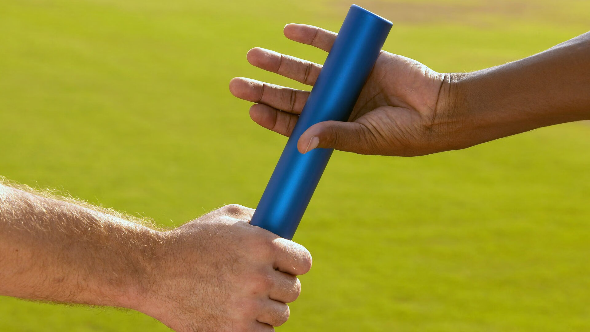 美国骑手凯尔·库克在巴黎奥运会上首次亮相即夺得障碍赛银牌,表现出色。