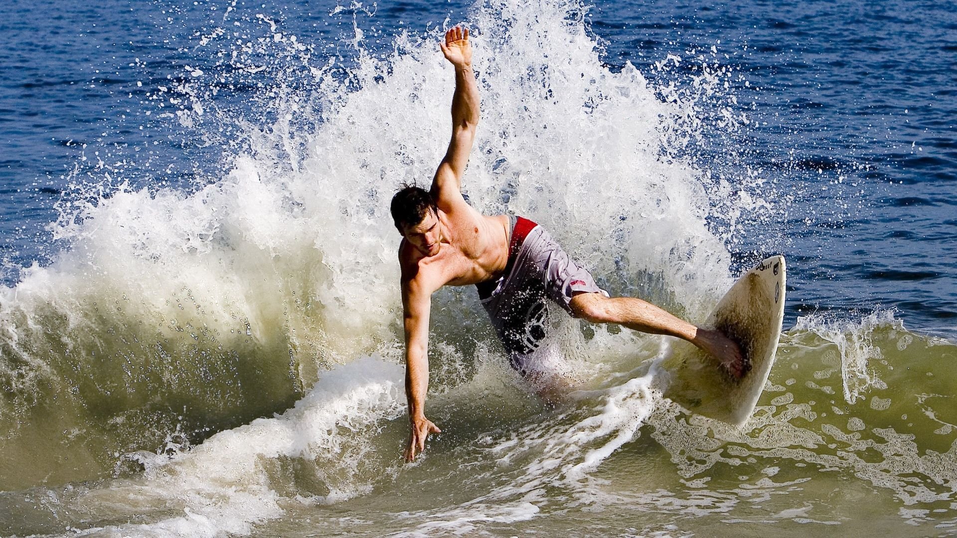 英超新政策推动足球商业化，市场潜力巨大，英超新规